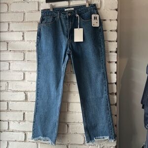 Women's Blue Jeans mum jeans with fray hem mid / high rise zipper fly